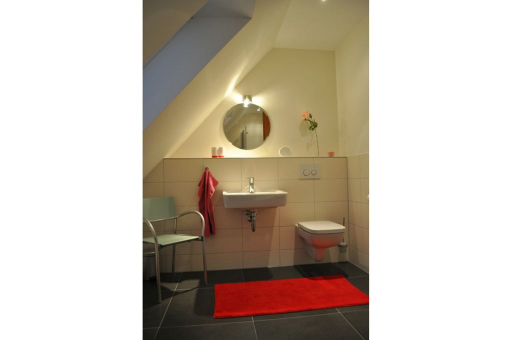 Modernes, komfortables Duschbad in der Ferienwohnung "Leine" auf dem Gerkenhoff Komfortables Duschbad der Ferienwohnung "Leine" im Dachgeschoss
