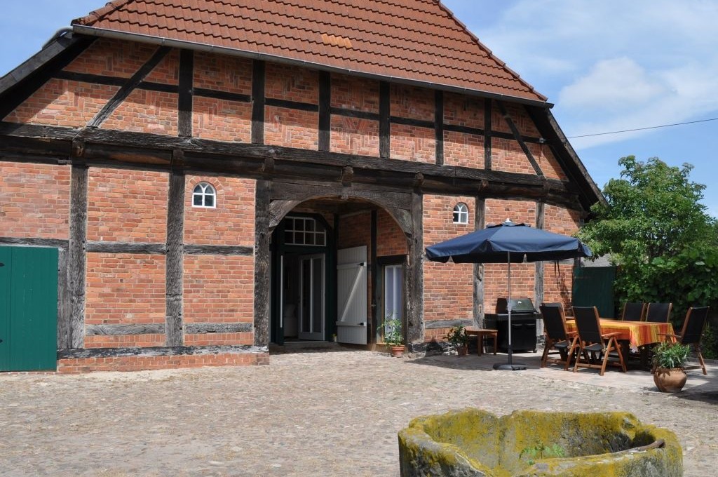 Komfort-Ferienwohnungen auf dem Gerkenhoff in Eickeloh im Aller-Leine-Tal im Heidekreis Sonnige, windgeschützte Terrasse mit Gartenmöbeln und großem Gasgrill
