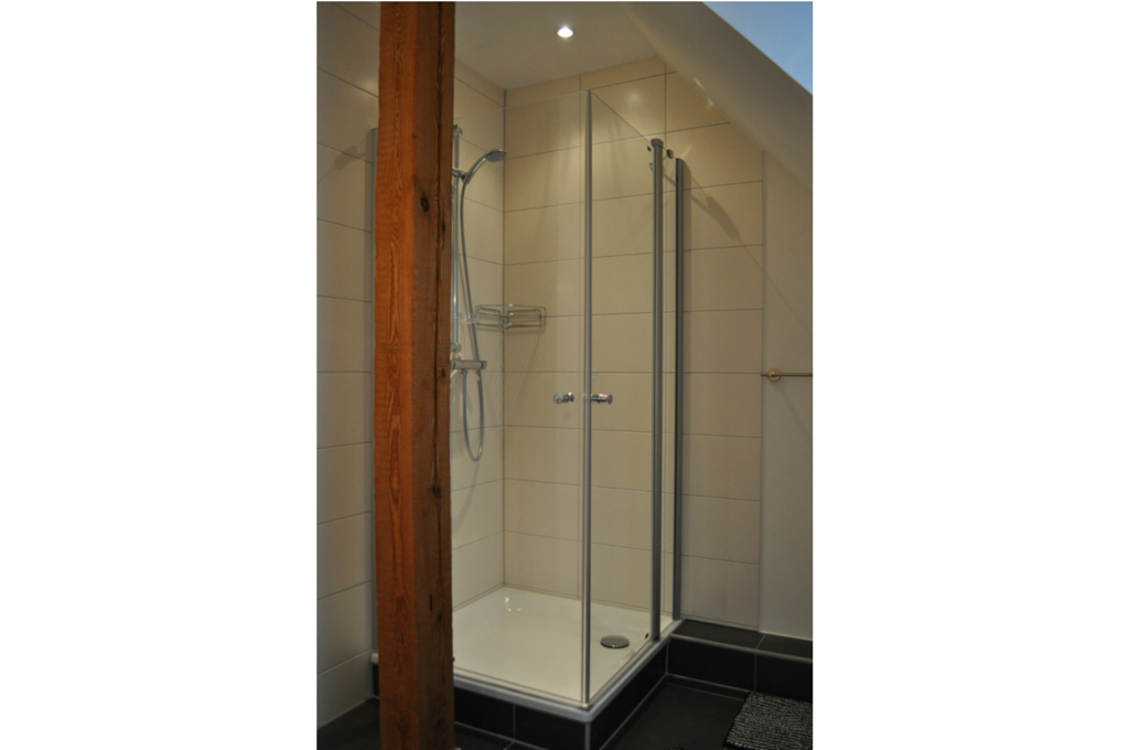 Dusche mit Duschkabine - Ferienwohnung "Leine" für 4 Personen im Obergeschoss des Gerkenhoffs im Heidekreis Das Badezimmer der Fewo "Leine" ist mit einer Dusche mit Duschkabine ausgestattet.